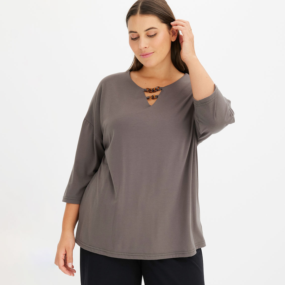 Dunkelolives Shirt mit V-Ausschnitt, Dreiviertelärmel und Holzperlen-Verzierung.