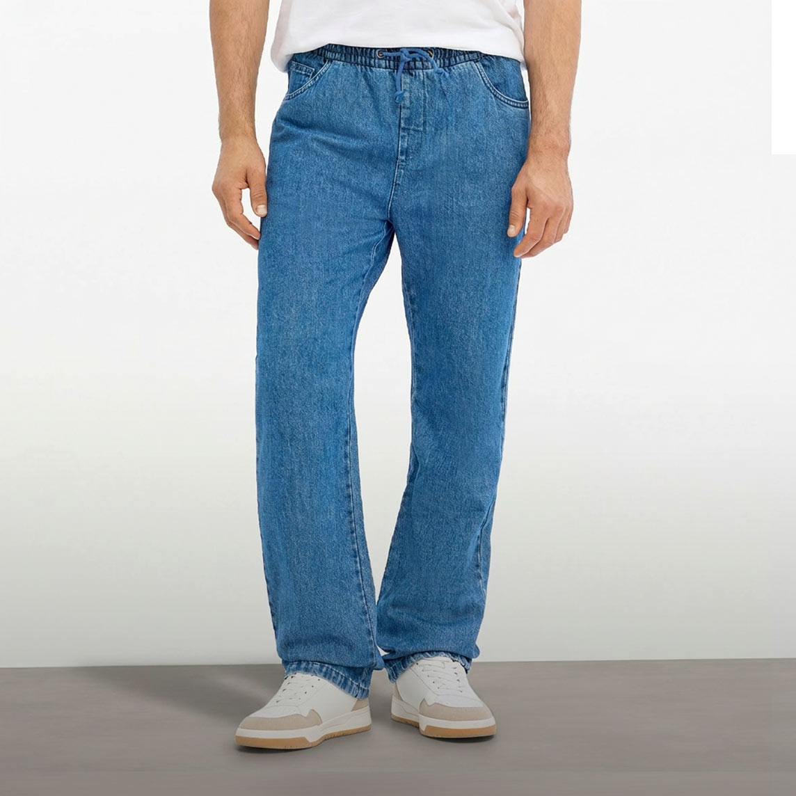 Lässige Jeanshose mit elastischem Bund, dazu weißes T-Shirt und bequeme Sneakers.