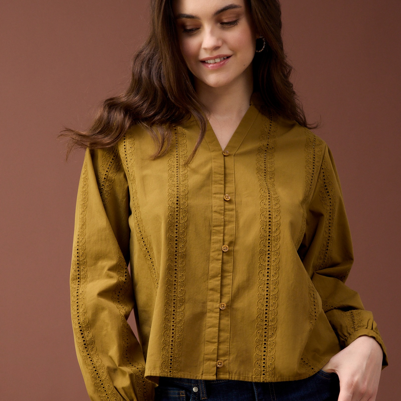 Elegante senfgelbe Bluse mit Stickerei und V-Ausschnitt. 