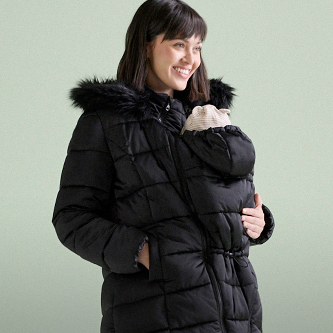 Winterjacke mit Fellkapuze und Einsatz für das Baby.